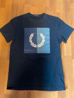 Fred Perry Herren T-Shirt dunkelblau in S mit Frontdruck Sachsen - Eilenburg Vorschau