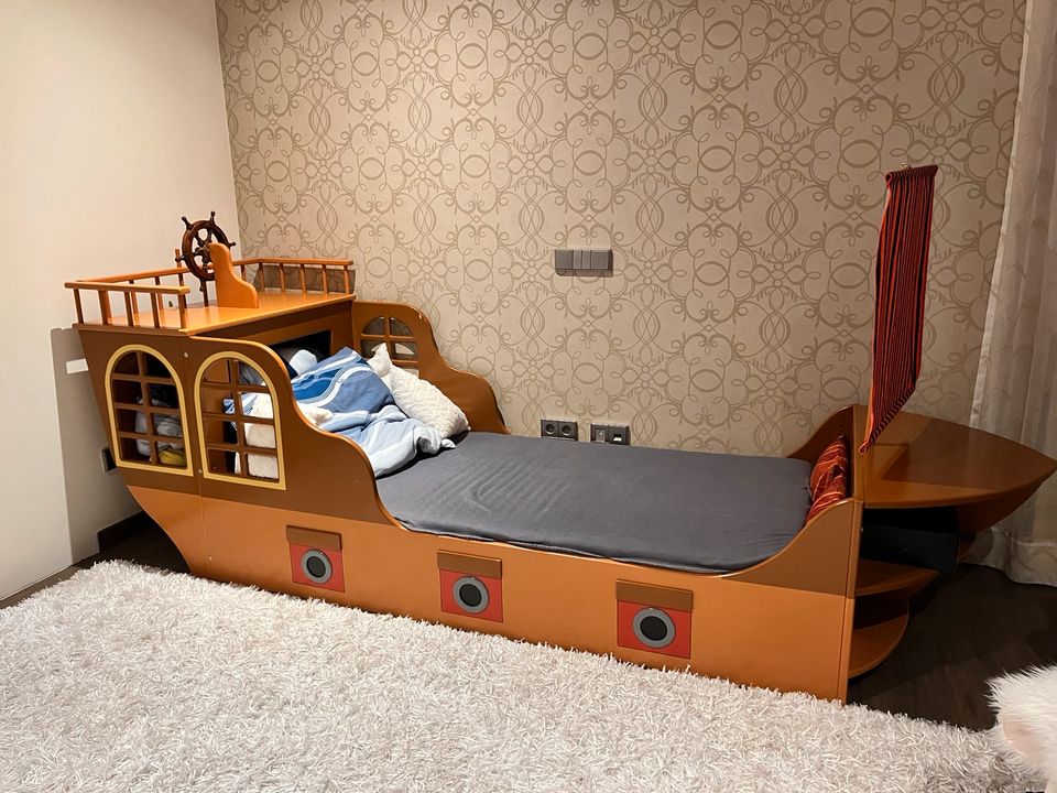 Kinder Piraten Zimmer Bett schränke usw in Messel