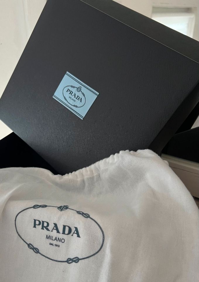 Prada Re-Nylon Schultertasche schwarz (Neu, ungetragen, Full-Set) in Neunkirchen-Seelscheid