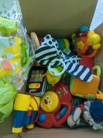 Box mit Spielsachen Baby Handy Bälle Blume Würfel Holz Nordrhein-Westfalen - Ahlen Vorschau