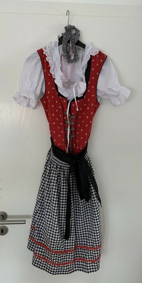 Dirndl mit Bluse, Strumpfband und Halskette in Alheim