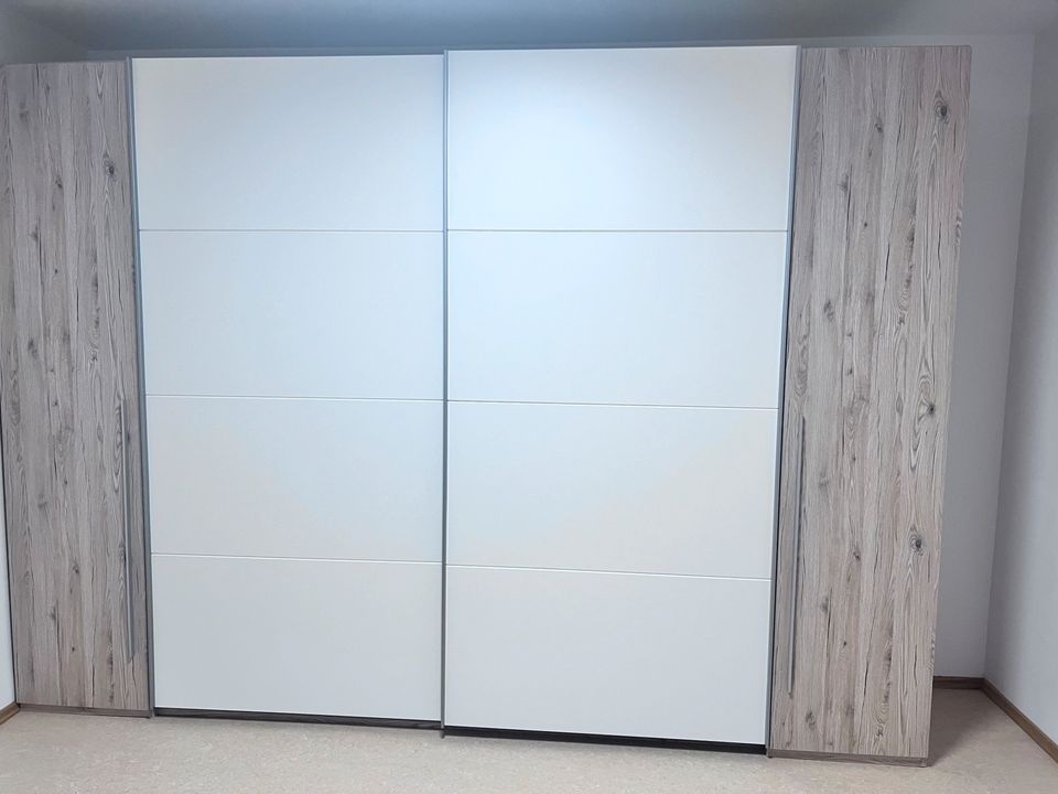 Schwebetürenschrank in München