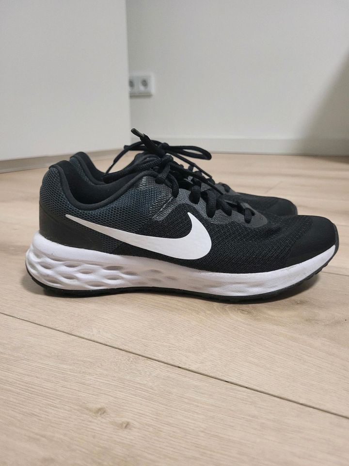 Nike Sneaker Sportschuhe in Langen (Hessen)