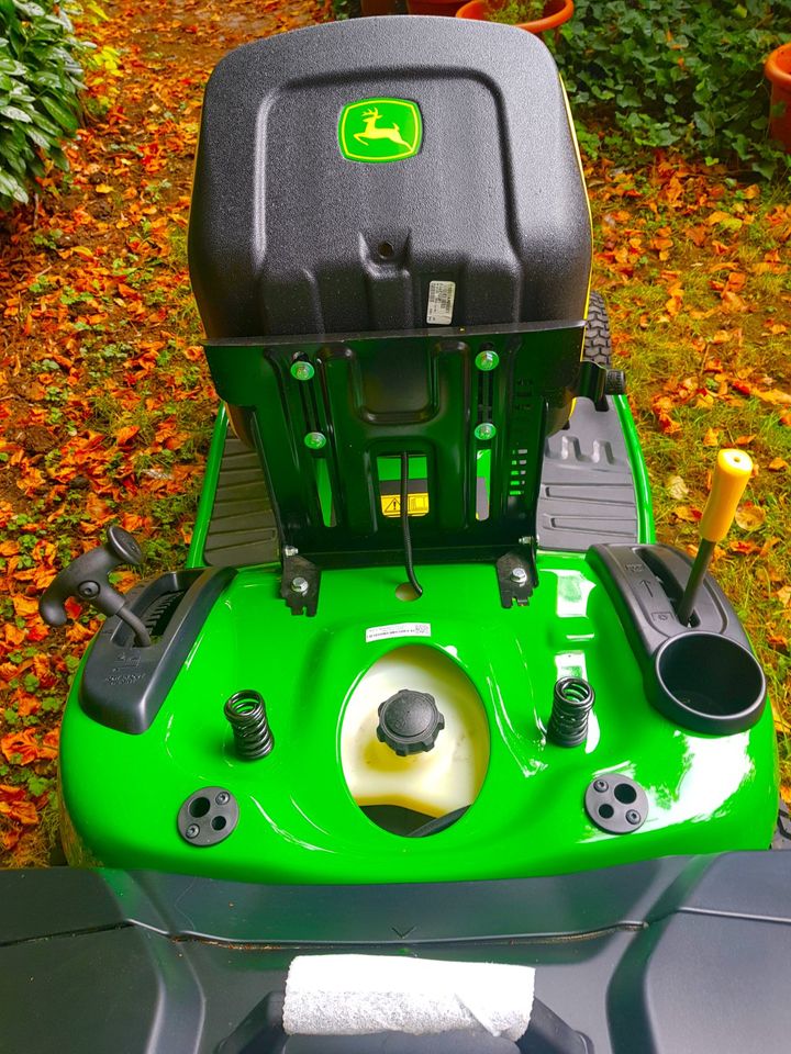 John Deere X167R Rasentraktor Aufsitzmäher VORFÜHRER in Dorfen