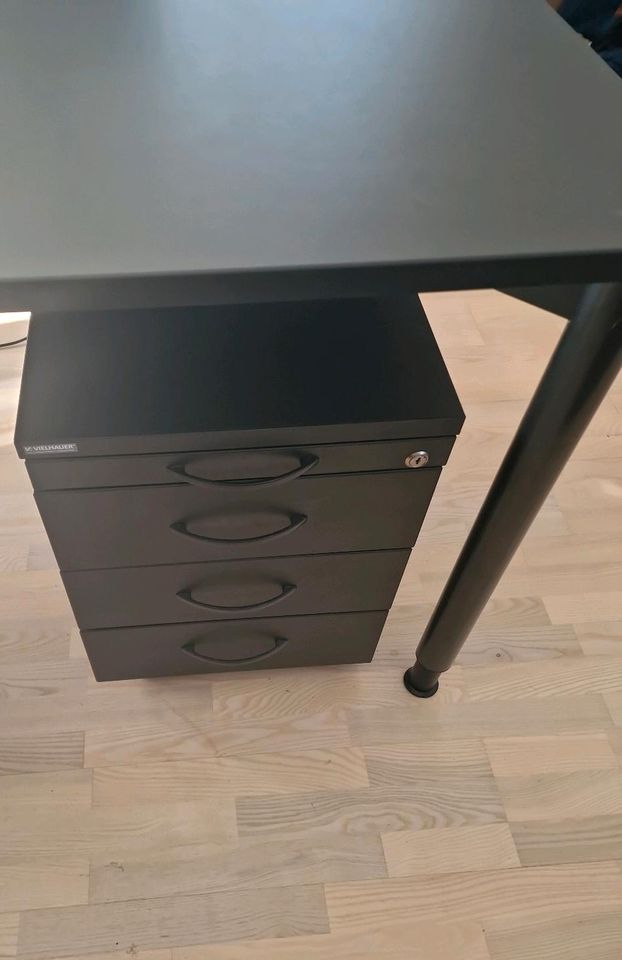 Schreibtisch L160 x T80 x H70-81cm + abschließbare rollkonteiner in München