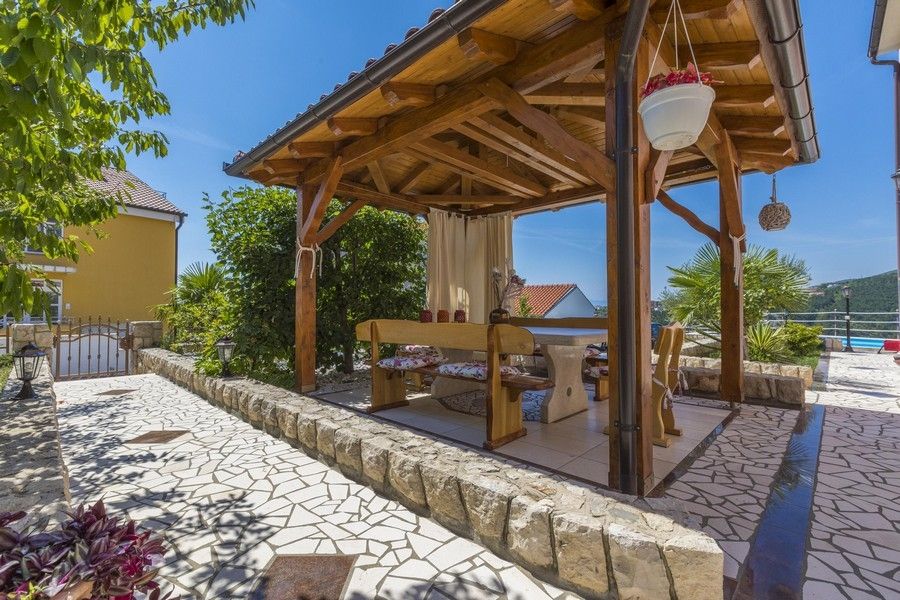 Kroatien, Crikvenica: Mehrfamilienhaus mit Pool und Meerblick in Rosenheim