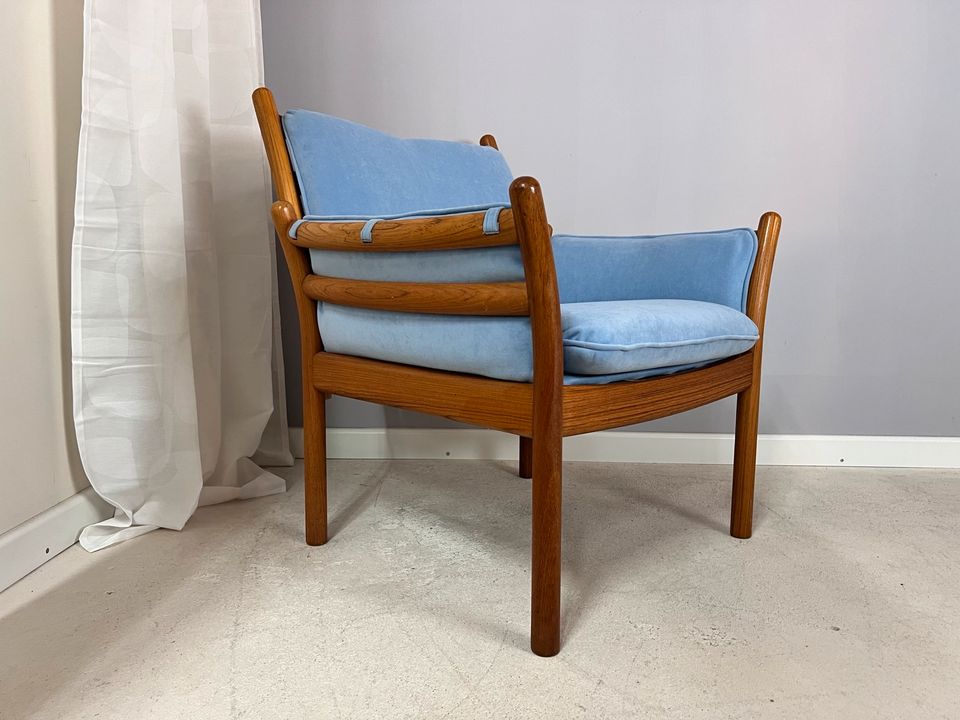 Teak Vollholz Sessel mit Armlehnen Illum Wikkelso Designersessel Holzsessel Polster hellblau babyblau Mid Century Design Dänemark Vintage 60er Jahre in Berlin