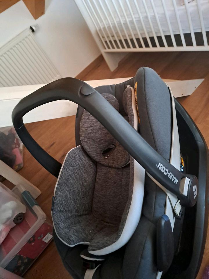 Maxi Cosi Babyschale mit Isofixstation in Bad Kohlgrub