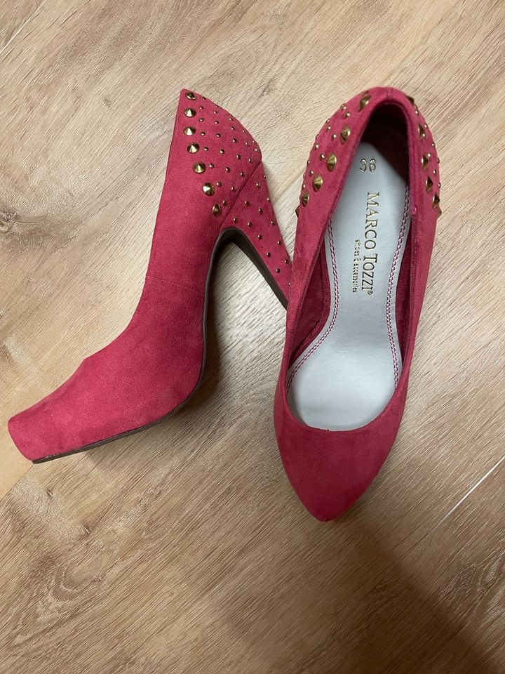 Pumps pink mit Nieten Marco Tozzi neu! in Großostheim