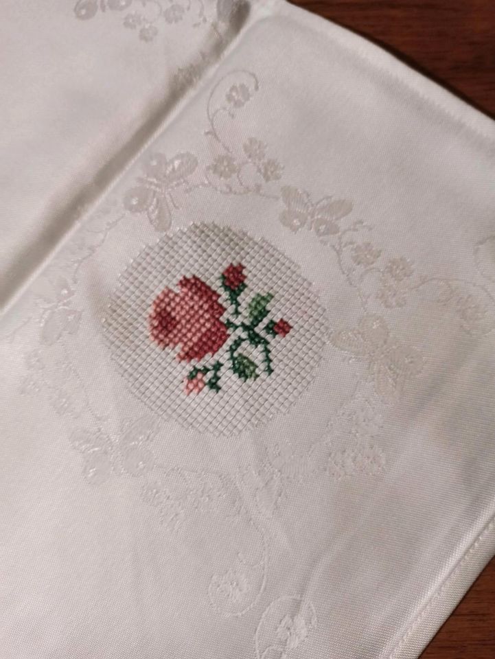 Handbestickte weiße Tischdecke Mitteldecke mit Rosen in Hamburg