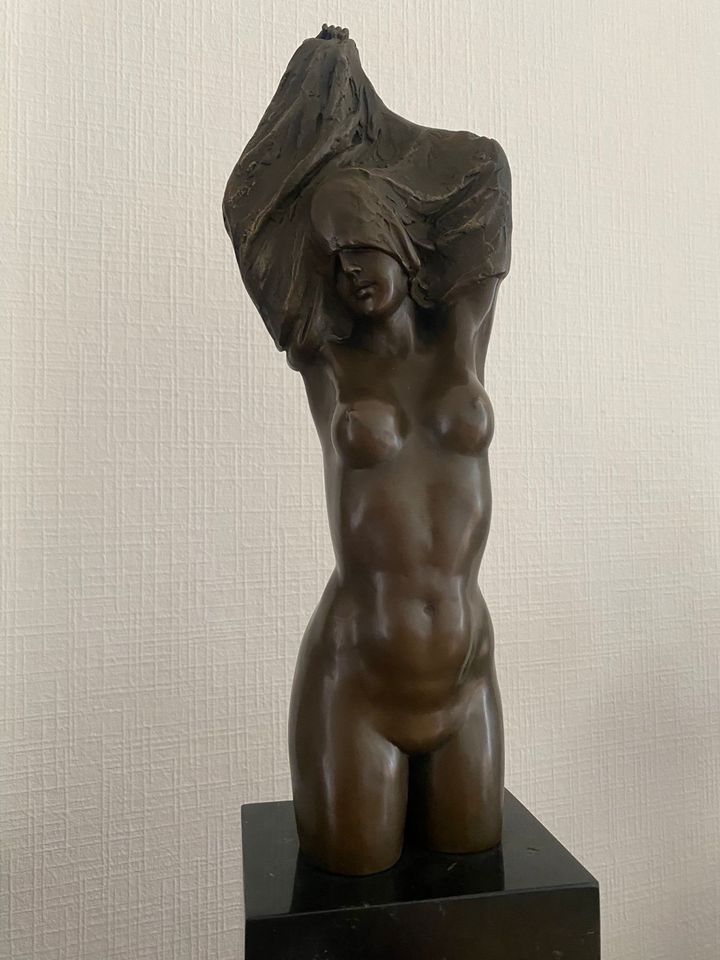 Bronze Skulptur weiblicher Torso Modernes Kunstobjekt Höhe 62 in Centrum