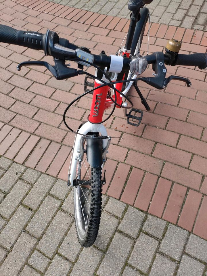 Woom 4 rot Kinderfahrrad 20 Zoll *mit Zubehör* in Berlin