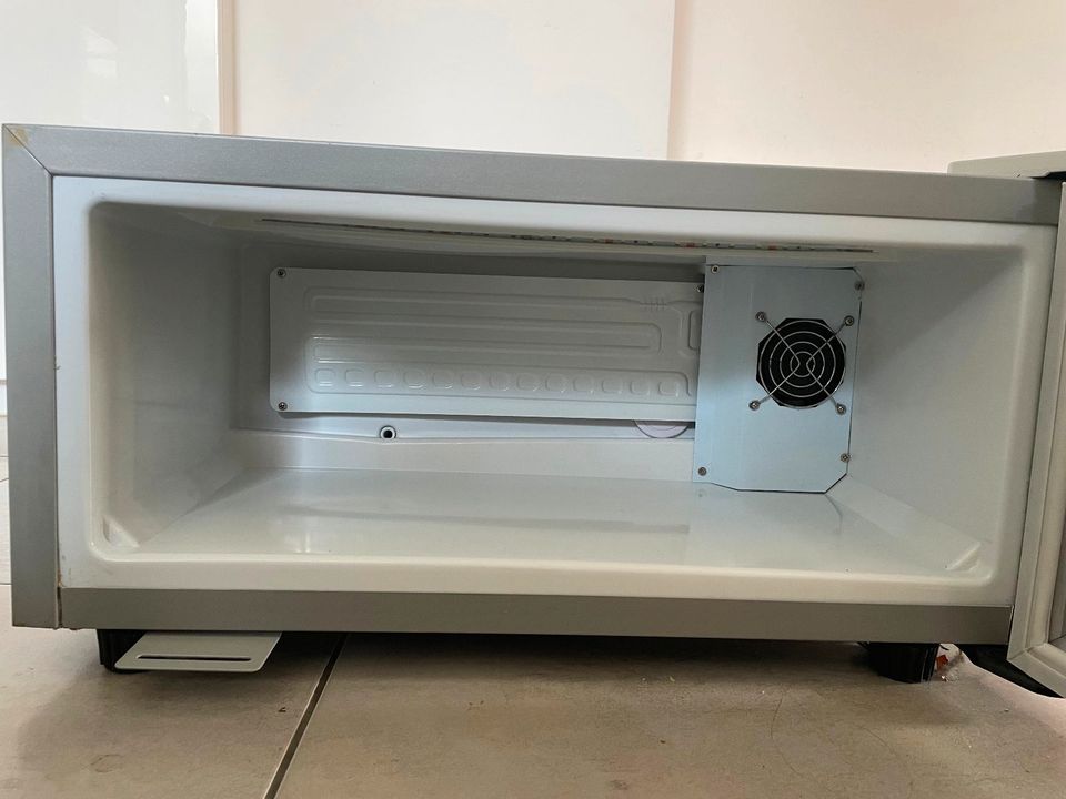 Kühlschrank für Getränke Moloko extra flach silber Gastro-Cool in Kr.  München - Grünwald | Kühlschrank & Gefrierschrank gebraucht kaufen | eBay  Kleinanzeigen ist jetzt Kleinanzeigen