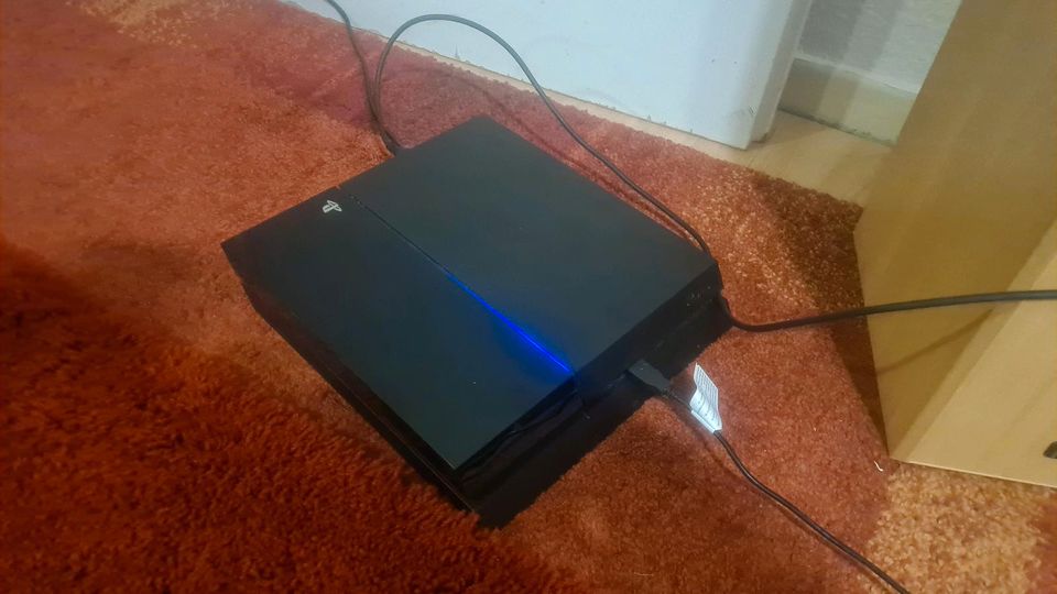 Playstation 4 mit zwei Controllern und 14 Spielen in Dormagen