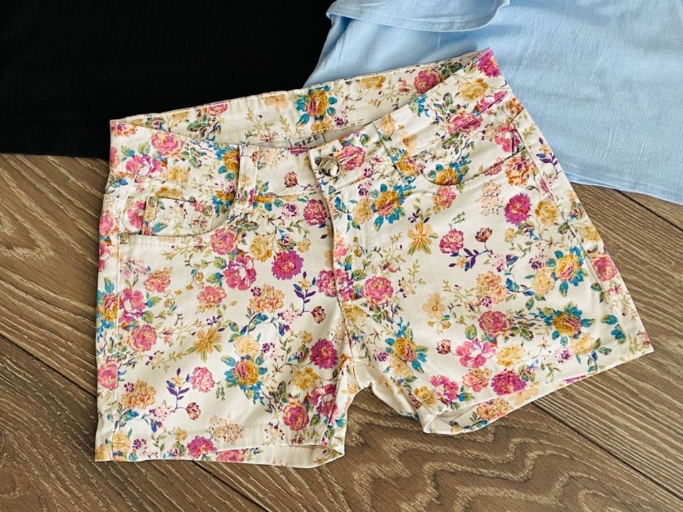 2 Shorts 152 158 C&A Hose Blumen Sommer Mädchen in Oberschleißheim