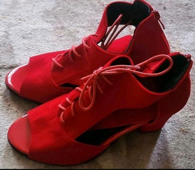 Rote Schuhe in Werneuchen