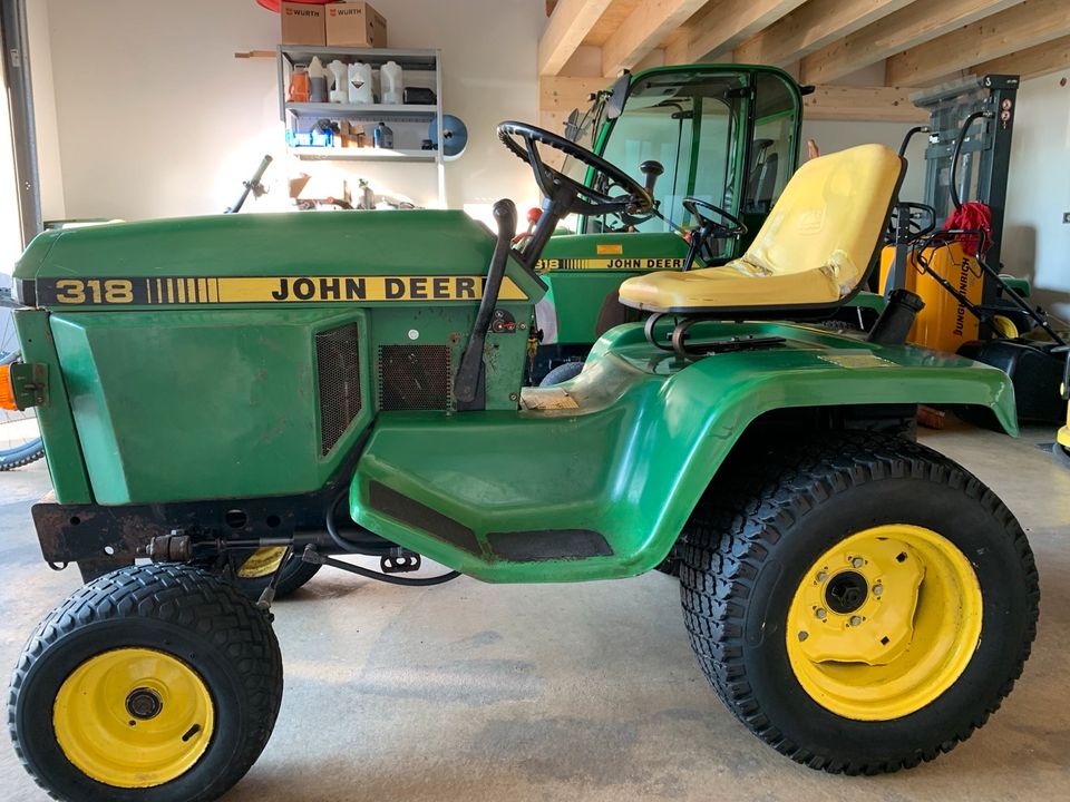 John Deere 318 Kleintraktor,Rasentraktor,Mähwerk,Schneeschild,... in Schernfeld