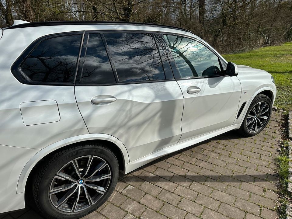 BMW X5 30d M Paket Alpinweiss LASER PANO HUD AHK RFK in Hanau