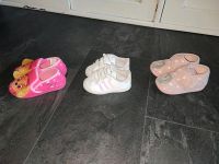 1x Adidas Kinderschuhe 2x Hausschuhe Sachsen - Taucha Vorschau