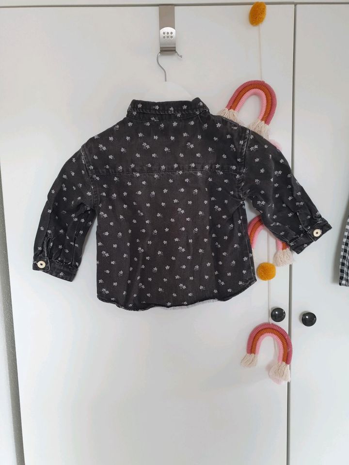 Schwarzes Hemd / Overshirt von Zara mit Blumen Gr. 98 in Füssen