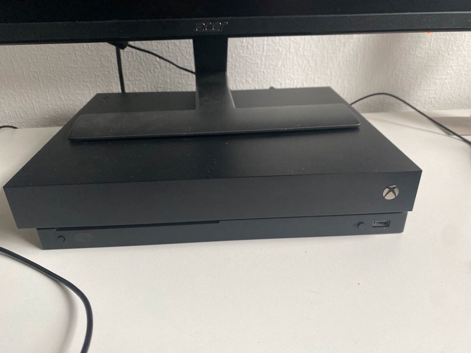 Xbox One X  1TB Ser! Mit Monitor Asus ! in Runkel