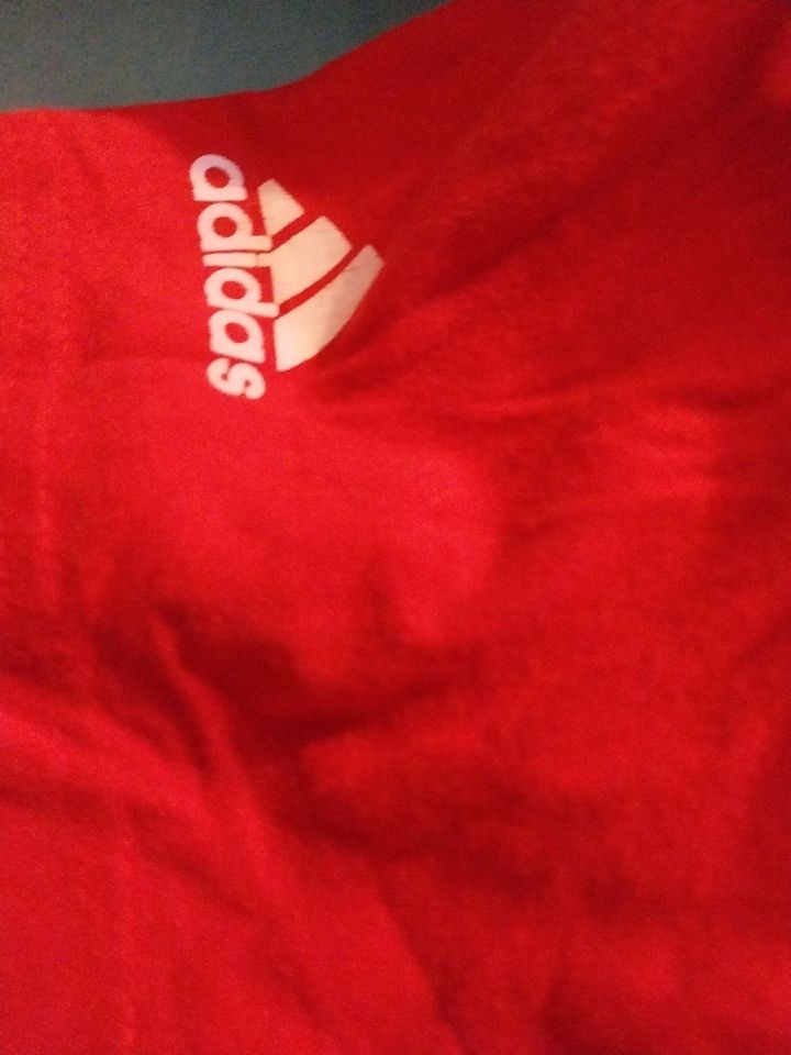 Rotes adidas Sport t-shirt in Solingen