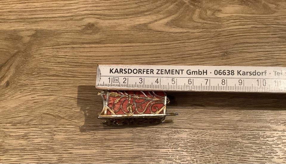 Silberner Schimständer aus Zinn mit roter Stoffauskleidung in Nickenich