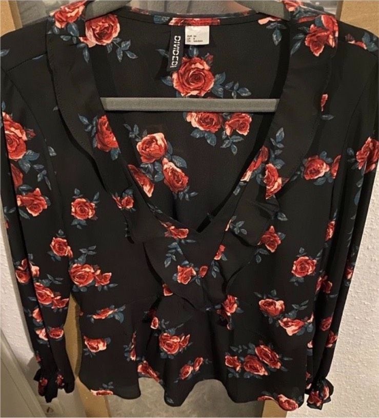 Damen Bluse mit tiefem Ausschnitt/ Größe S (36) H&M in Sarstedt