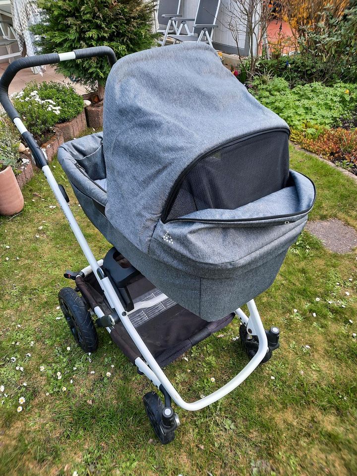 Kinderwagen mit Zubehör in Gleichen