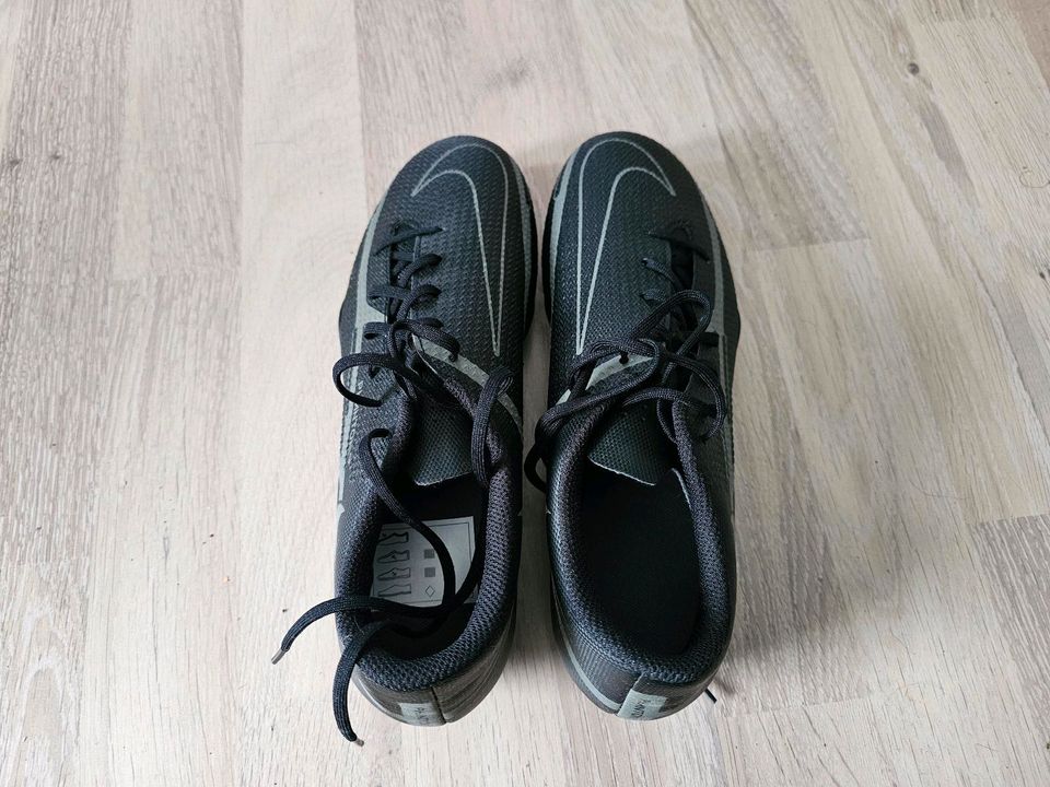 Fußball Schuhe Damen Gr. 40 in Lauta