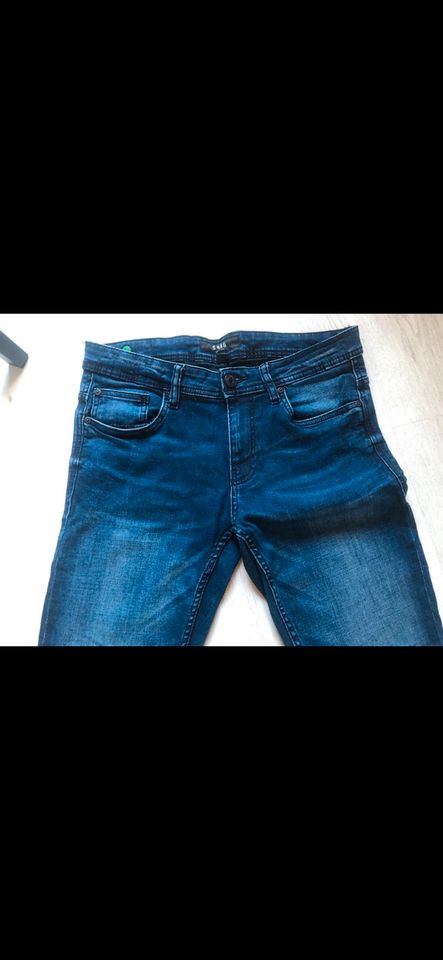 2 Jeanshosen Herrenhosen 32/34 blau ungetragen in Salzgitter