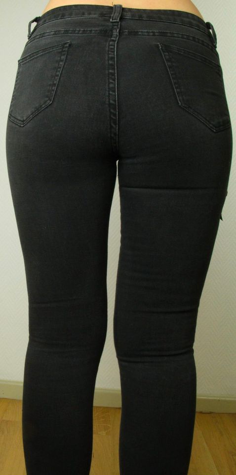 Jeans-Hose Gr-öße S 36 schwarz Blumen-aufsatz Rose Skinny rot in Elze