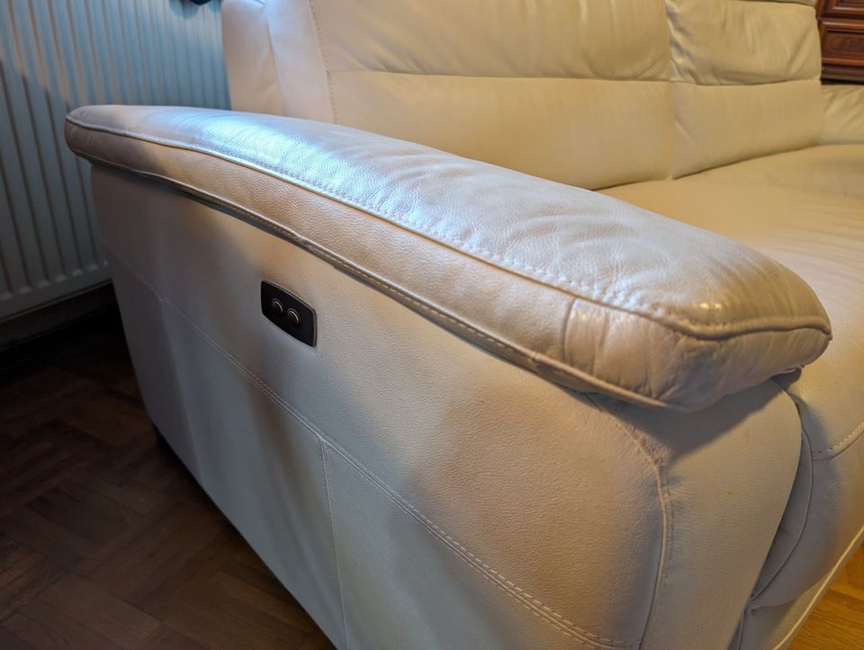 2,5-Sitzer Echtleder Sofa mit elektrischer Relax-Funktion in Offenbach