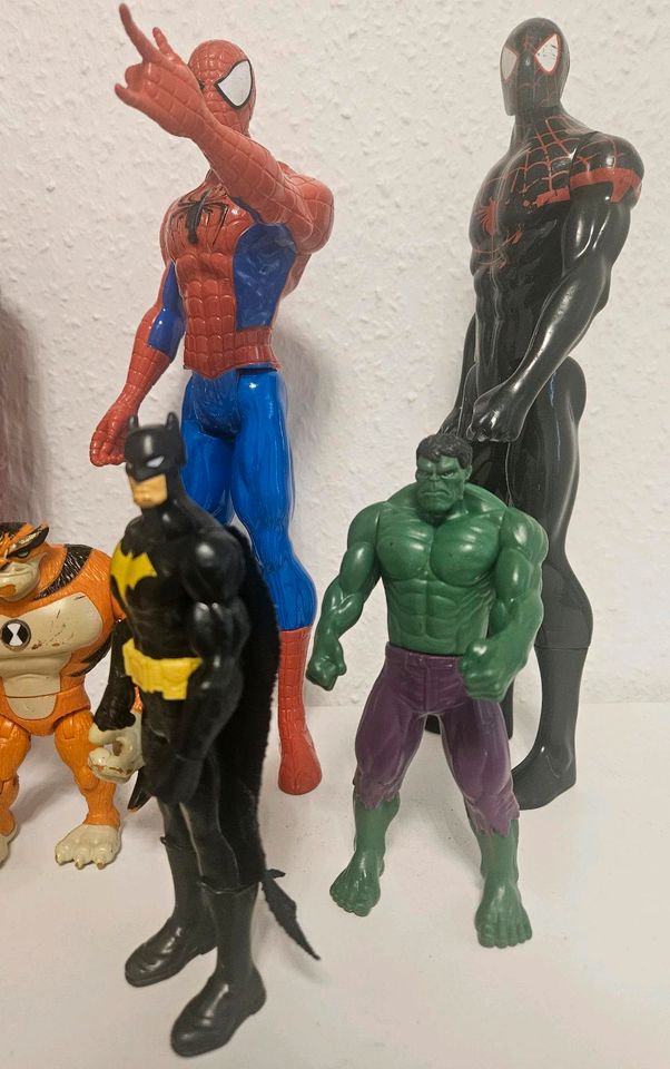 Action Figuren 4x30cm 6x15 cm Batman Spiderman Thor Venom Hulk in Duisburg