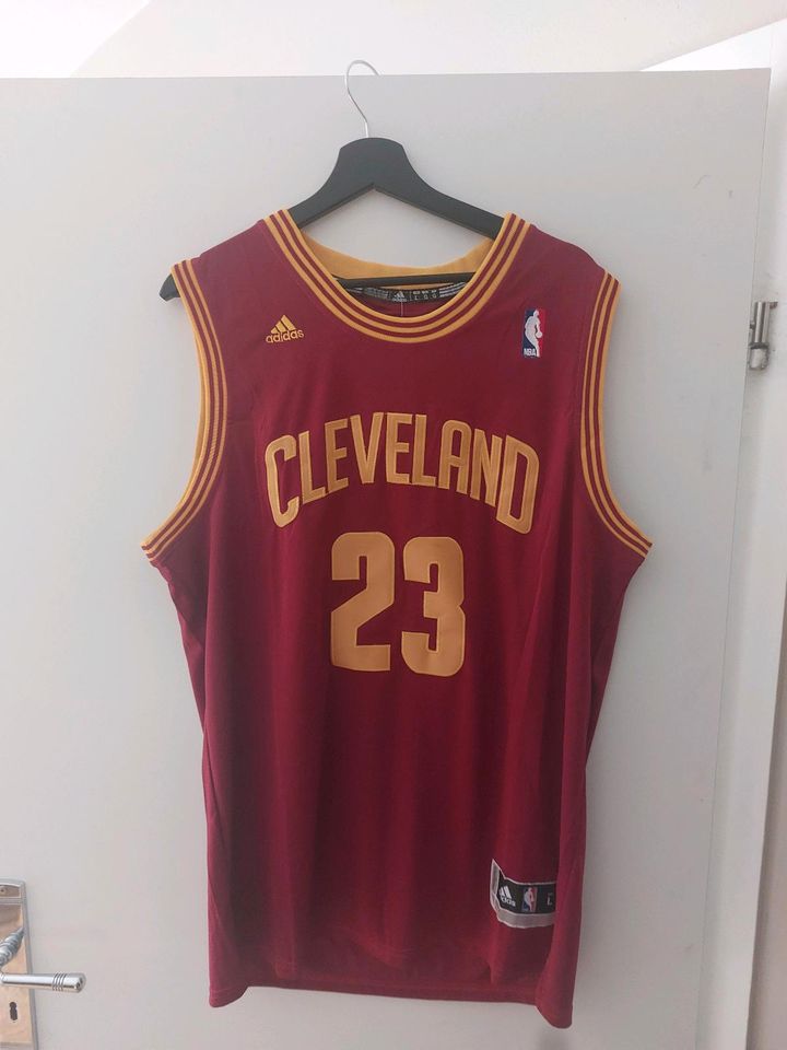 Lebron James Caveliers NBA Trikot in Kelsterbach