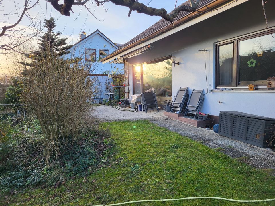 Freistehendes Einfamilienhaus mit Garten und Garagen in Uhldingen-Mühlhofen