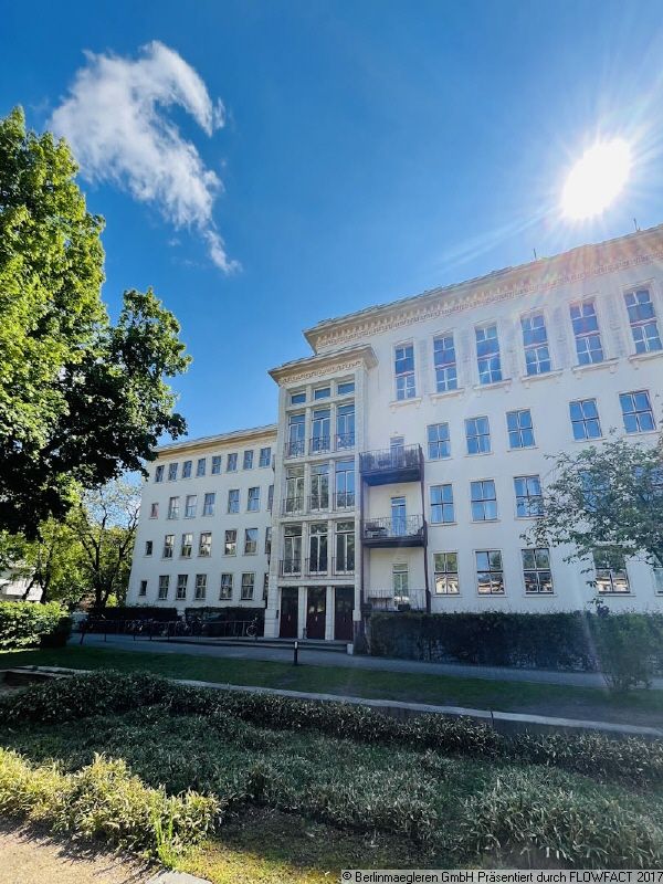 Ready-to-occupy: 2-room flat with balcony and car parking space in Berlin