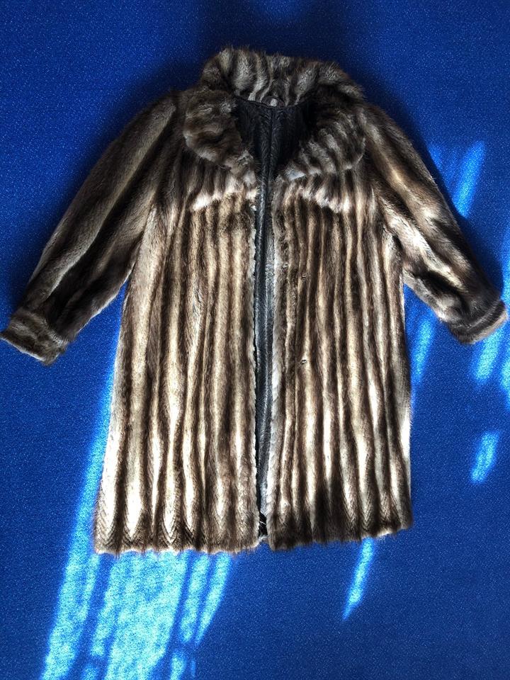 Pelzmantel aus Black-Bisam-Fell hochwertig, Gr. 40 extravagant in Staudernheim