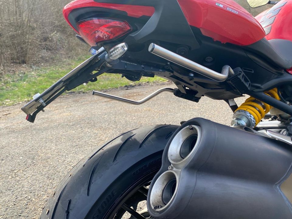 Ducati monster 821 mit viel Zubehör und frischem Service in Bad Hersfeld