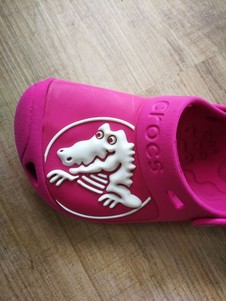 32 33 J1 super coole pinke crocs mit 3D Kroko Logo in Holzwickede