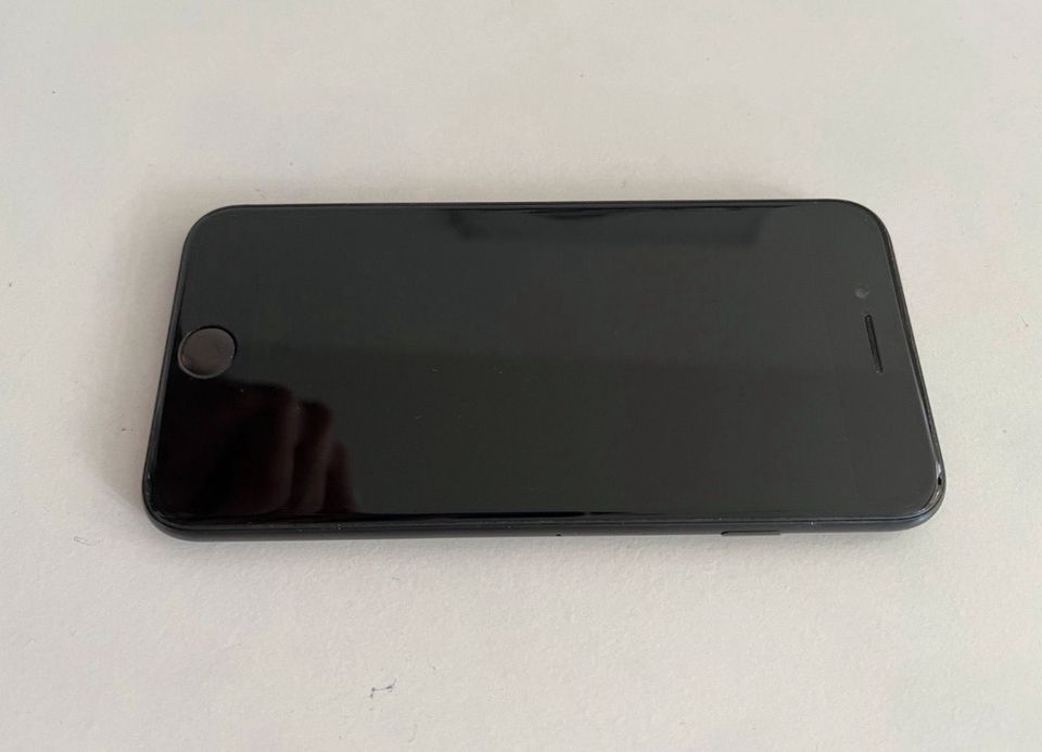 IPhone SE 2020 75% Akku voll funktionsfähig OVP schwarz in Meinersen