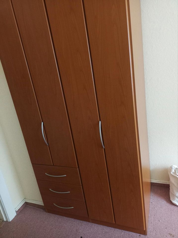 Hochwertiger Kleiderschrank Garderobenschrank mit 3 Schubladen in Hamburg
