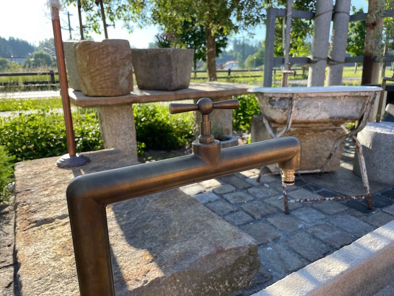 Steinbrunnen - alter Futtertrog - Steintrog mit Wassereinlauf in Rohrdorf