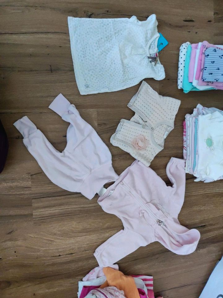 XXL Babykleidung Mädchen Paket A-Z 62/68 in Helferskirchen