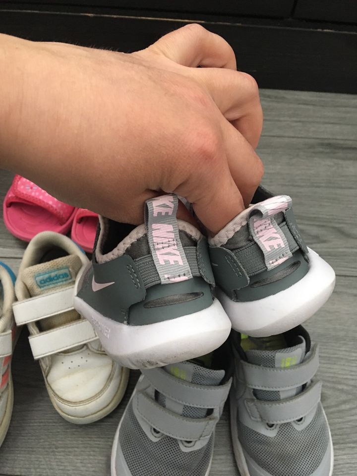 Mädchen Schuhe gr 25 Nike Adidas Minnie Maus Sandalen Sneaker in Hüllhorst