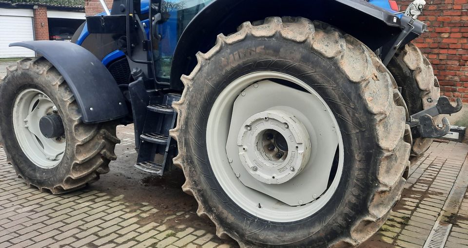 Valtra A114 MH4 mit Frontlader erst 592Bh !!! Bj. 2019 in Rees