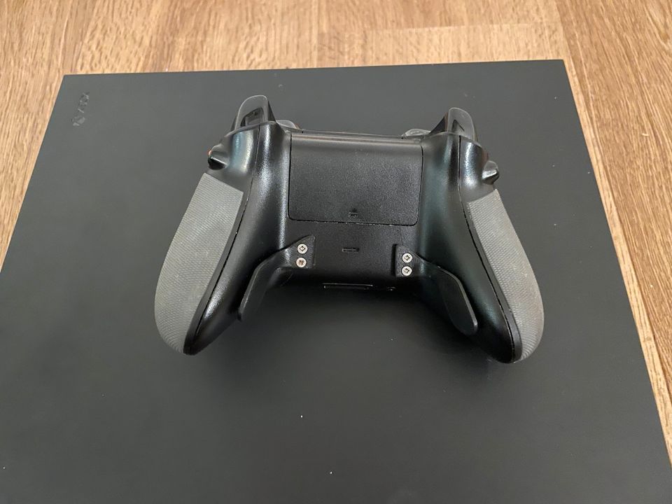 Xbox One X - 1TB - inkl. Custom Scuff Controller in Melbeck