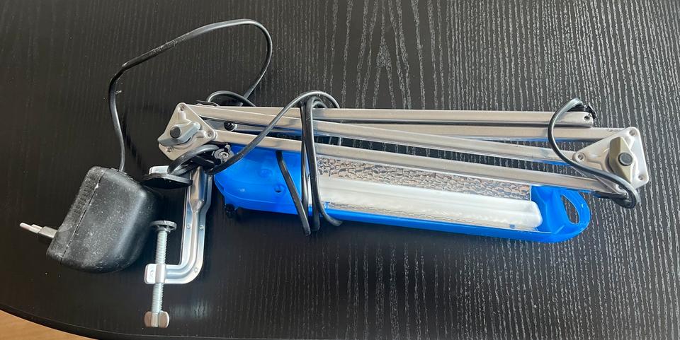 Schreibtischlampe klemmbar blau klappbar elektrisch gebraucht in Neumünster