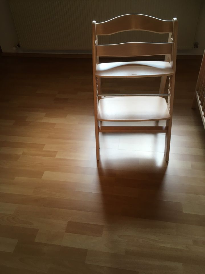 Kinderbett und Stuhl in Unterschleißheim