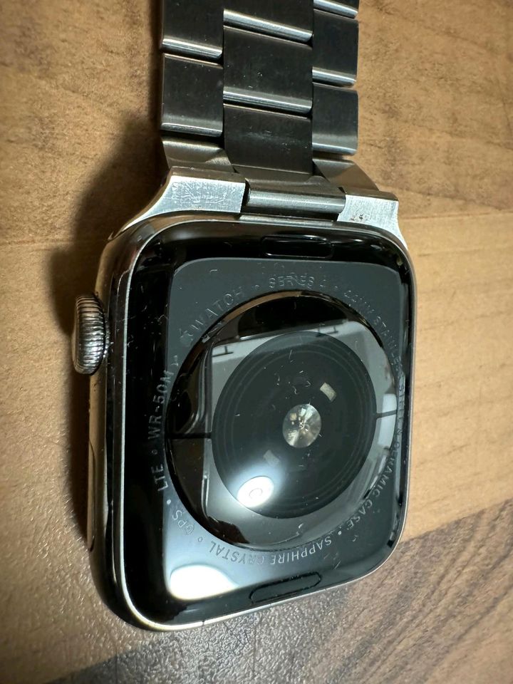 Apple watch Series 4 WR-50M in Lünen